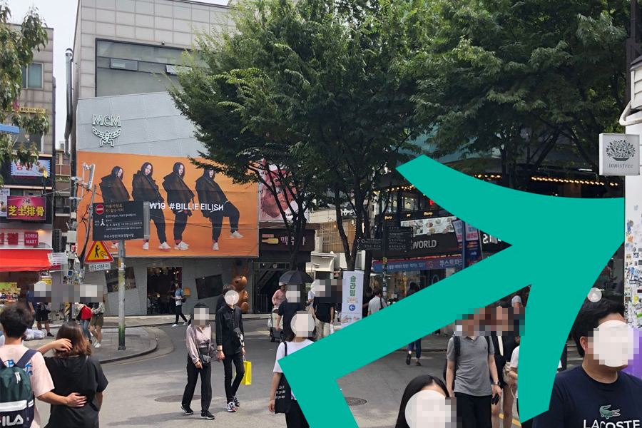 在Innisfree前方大街的十字路口,右轉走向Olleh大樓