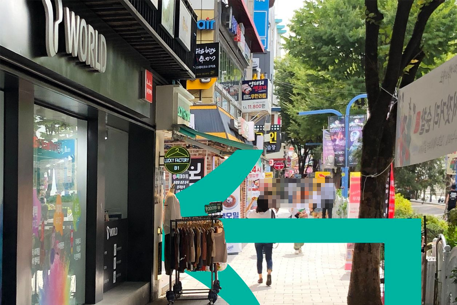 沿著弘大街道方向指示牌走，途經Innisfree與多家店鋪，方向指引轉向。