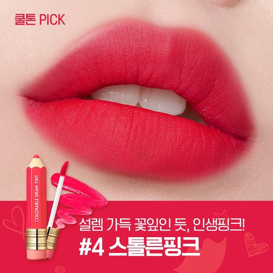 這款唇膏展現了柔和的粉色調，適合清新、自然的妝容搭配。