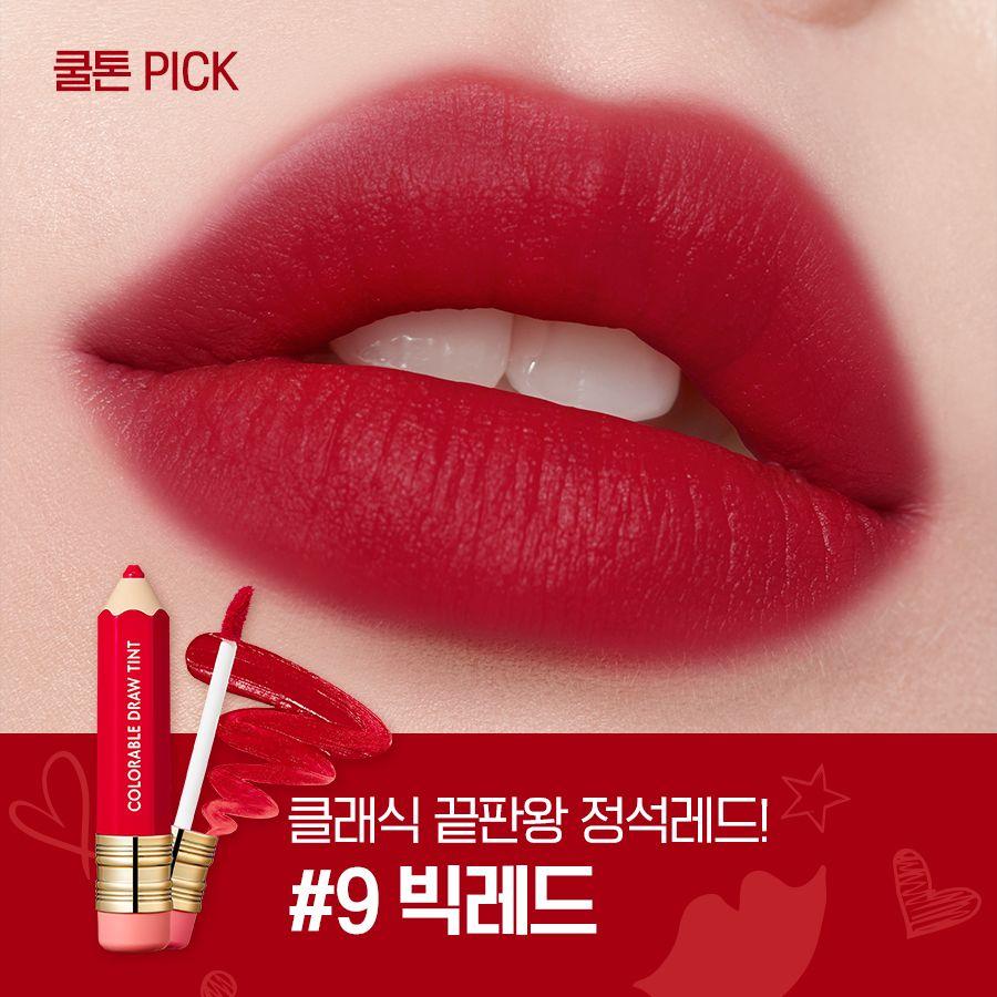 經典紅色的唇膏，展現出深邃的色彩層次，適合打造華麗妝容的選擇。