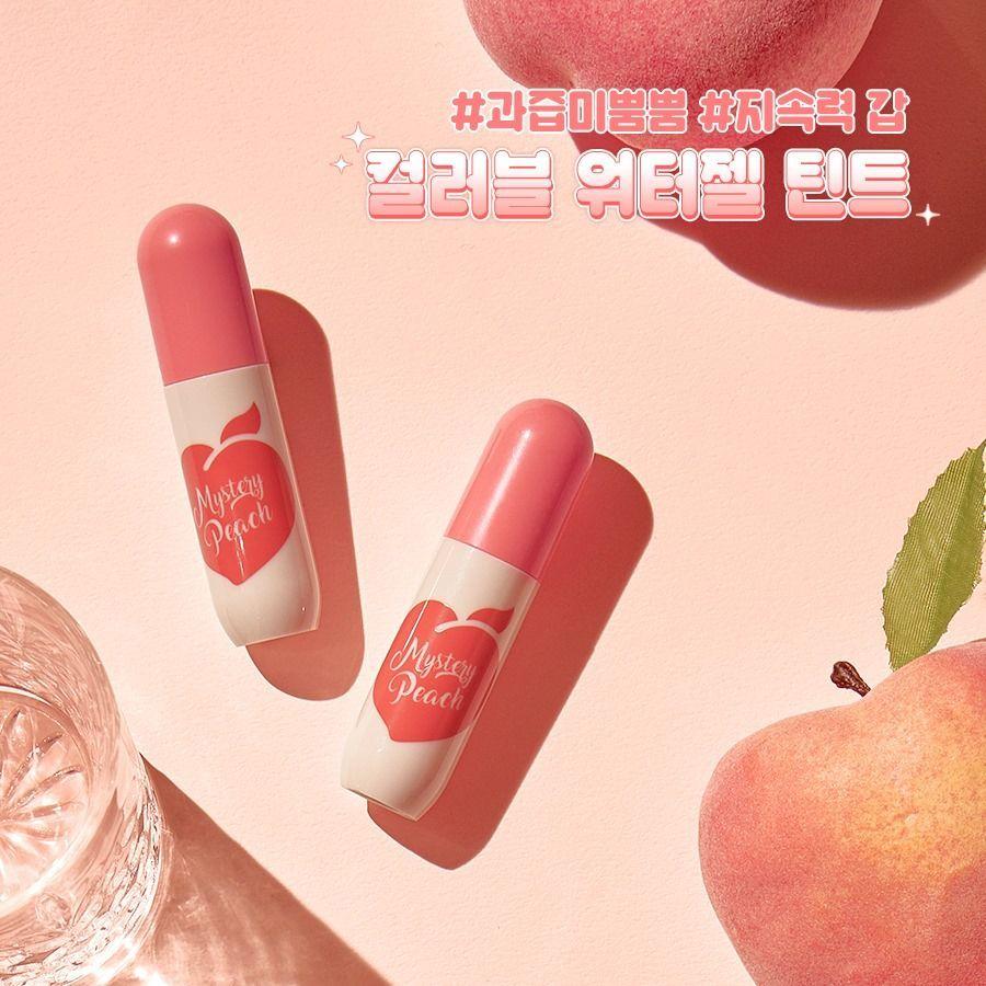 梨大地區的街道一景，顯示出當地生動的學生和遊客活動及購買選擇。