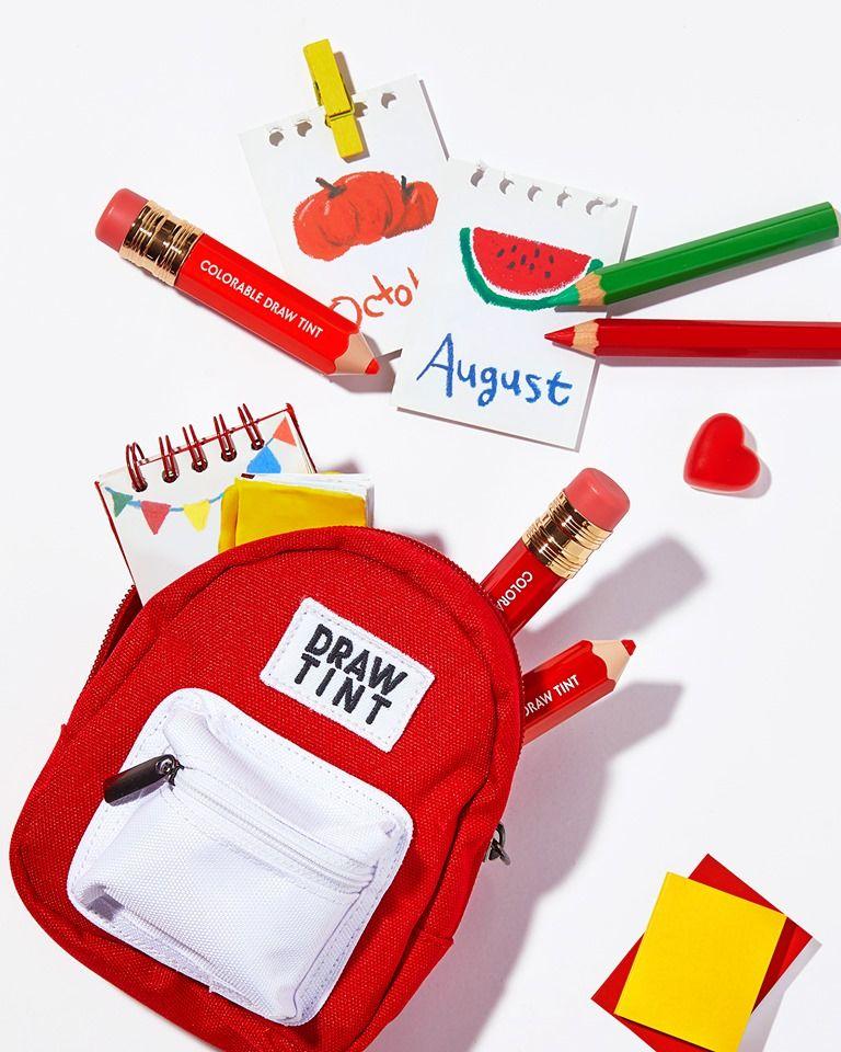 紅色揹包中裝著IT'S SKIN的色彩唇釉鉛筆，兩張描繪月份的手繪插圖增添了創意感。