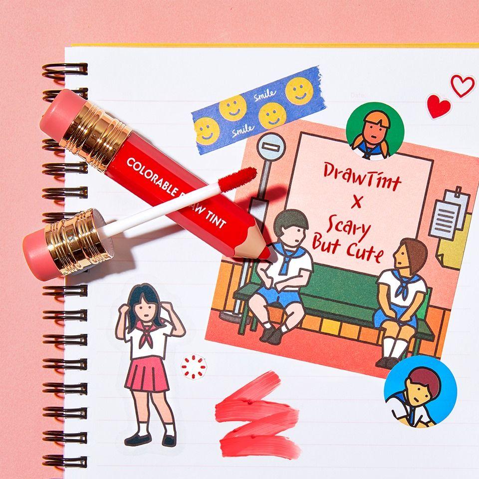 韓國美妝品牌IT'S SKIN推出的色彩唇釉鉛筆，與帶有可愛插畫的筆記本搭配，展現活潑創意的設計。