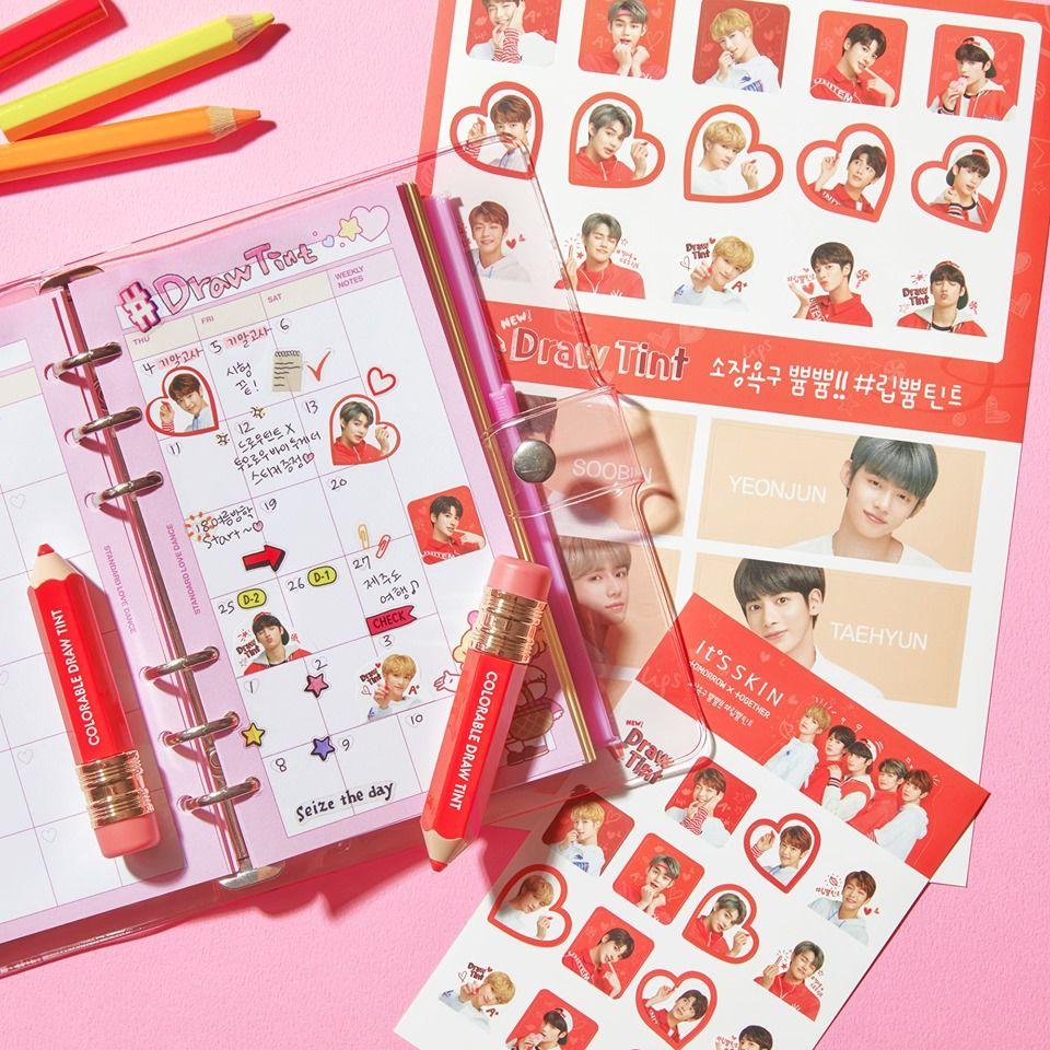 IT'S SKIN推出新的唇釉鉛筆及日記本，在迎接新學期的設計中，讓人彷彿回到童年的書寫時光。