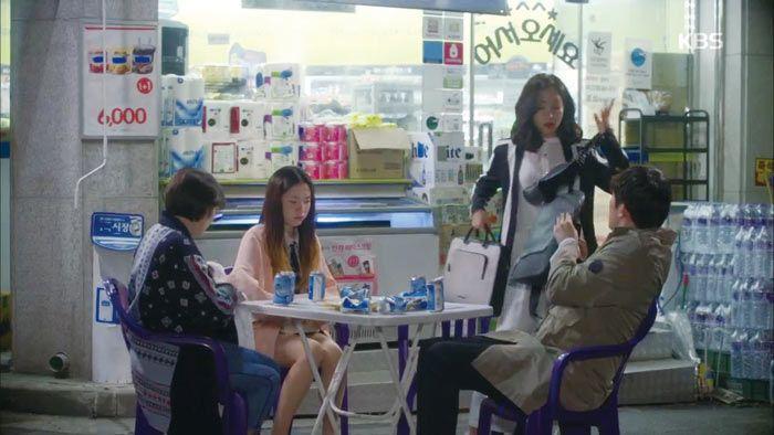 在便利店外面的小塑料桌上喝酒的韩国年轻人