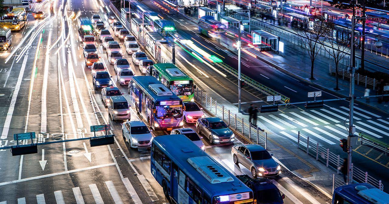 繁忙的城市道路上的车辆和公交车