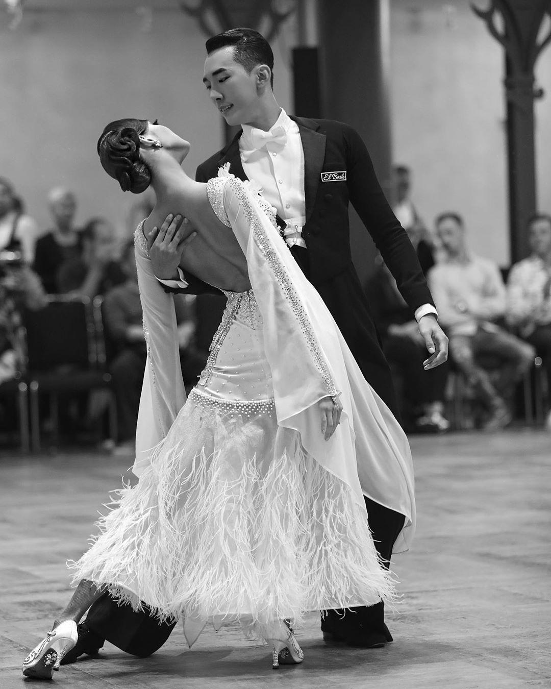 韓國國標舞運動員與舞蹈伴侶正在跳舞