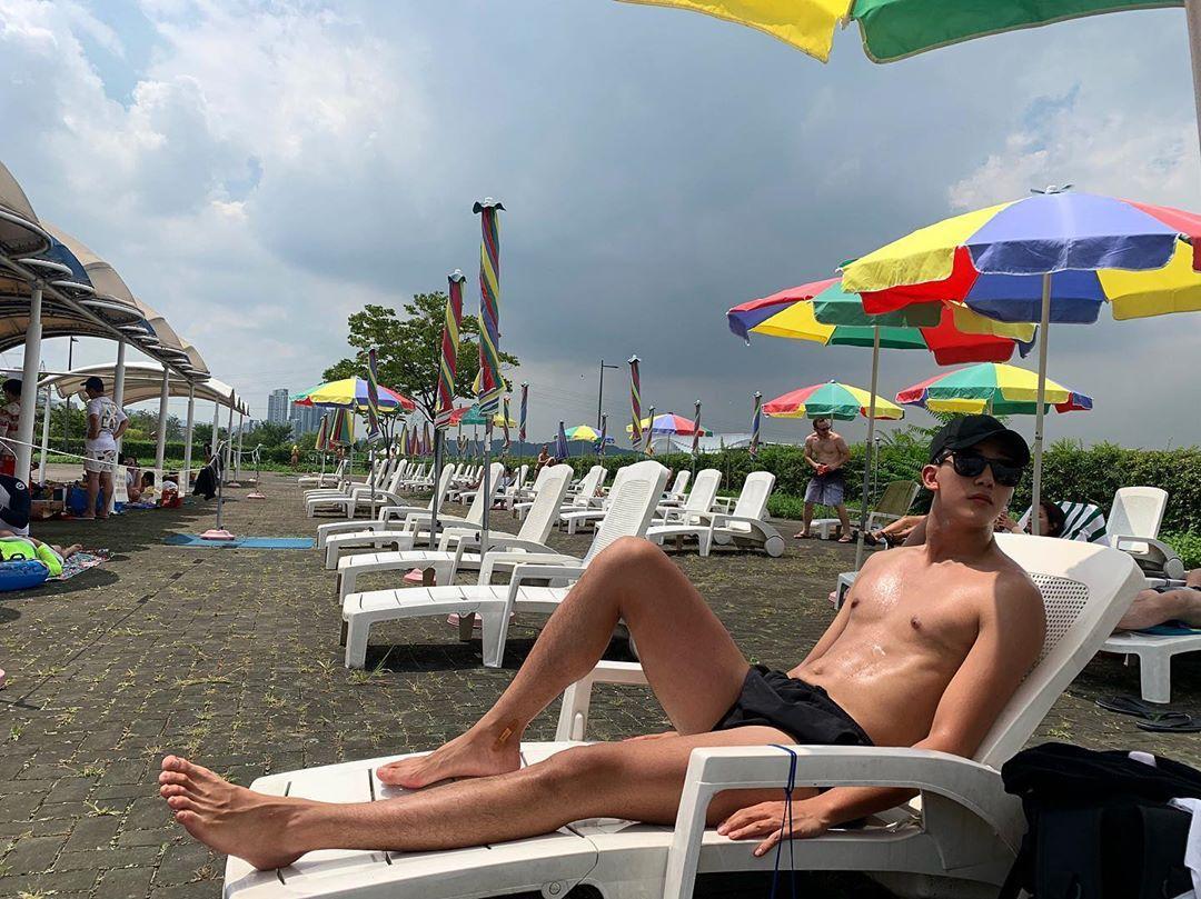 韓國國標舞運動員展示優雅的舞蹈動作