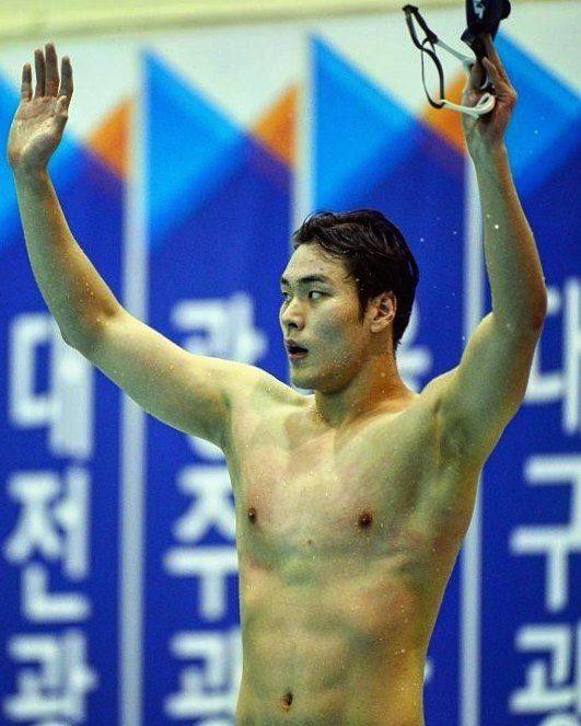 韓國水球運動員在泳池邊休息