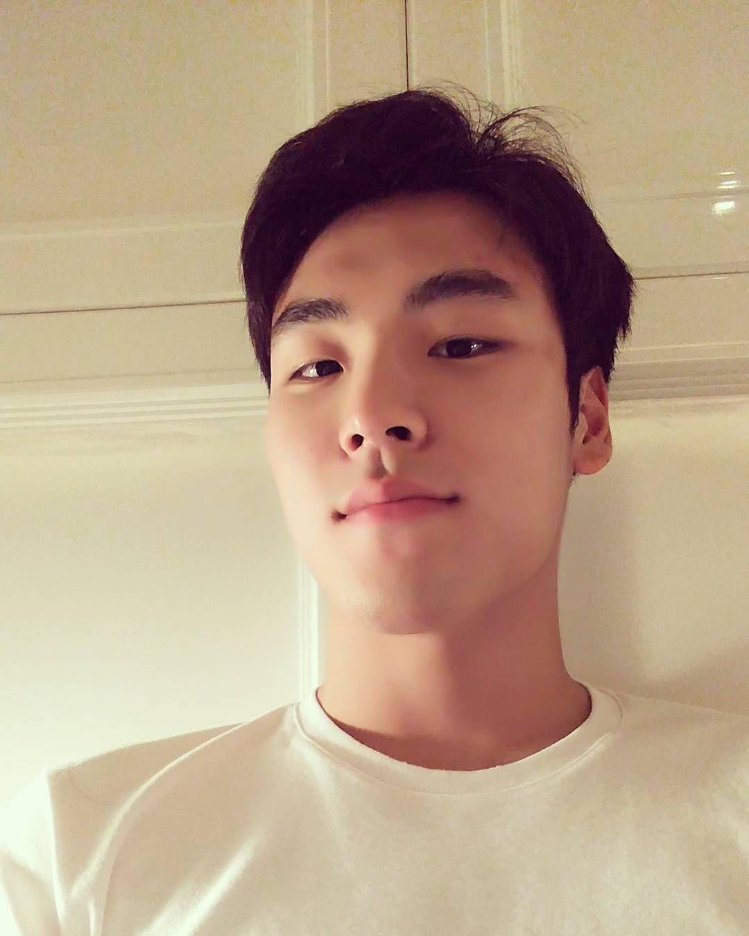 韓國水球運動員展示他的運動姿態