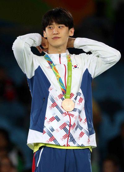 韓國跆拳道選手展示他的獎牌