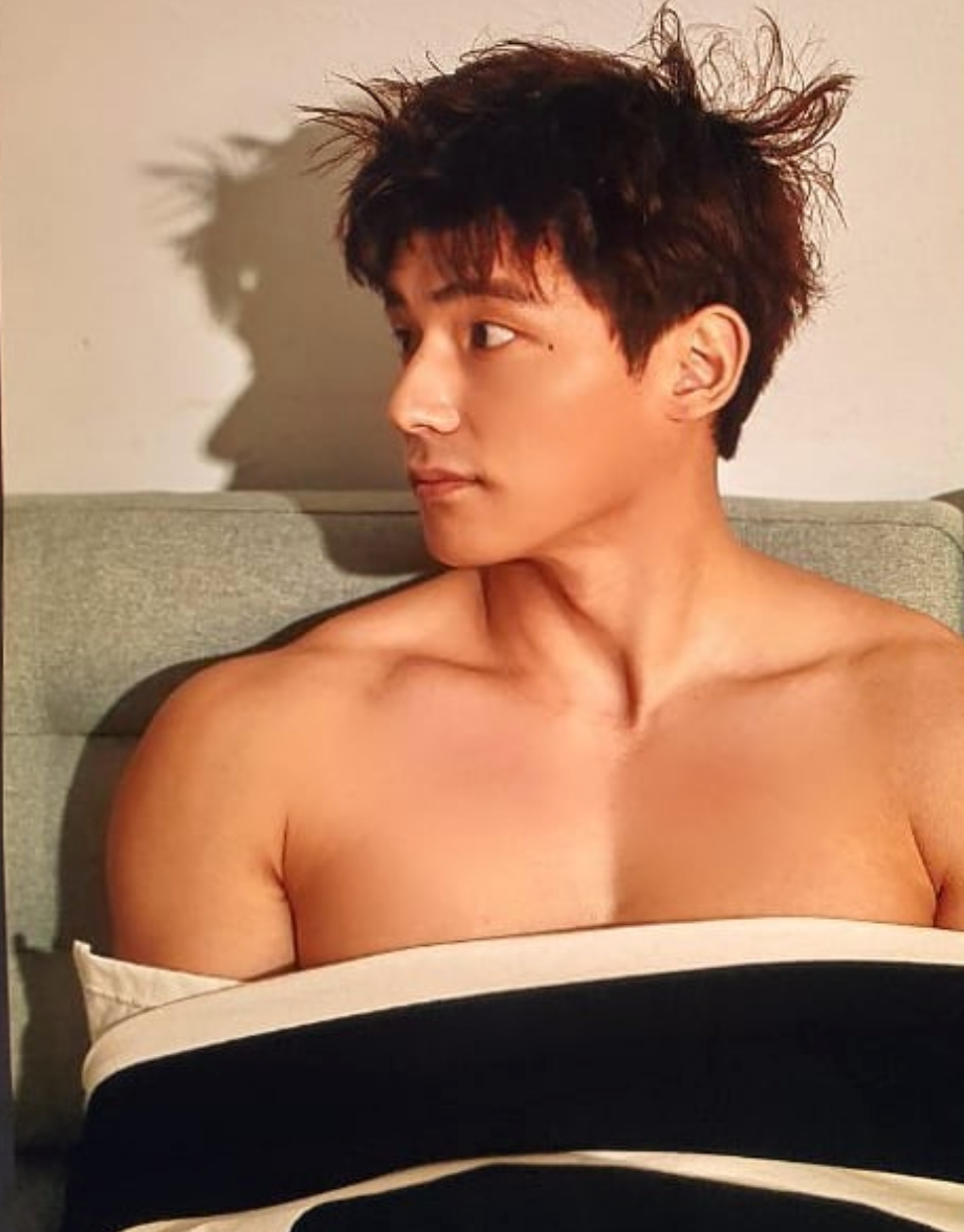 韓國摔角運動員展示他的肌肉身材