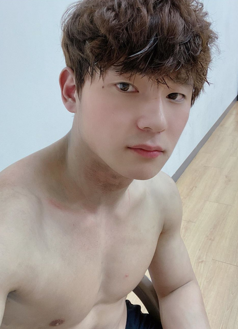 韓國摔角選手坐著休息中的照片