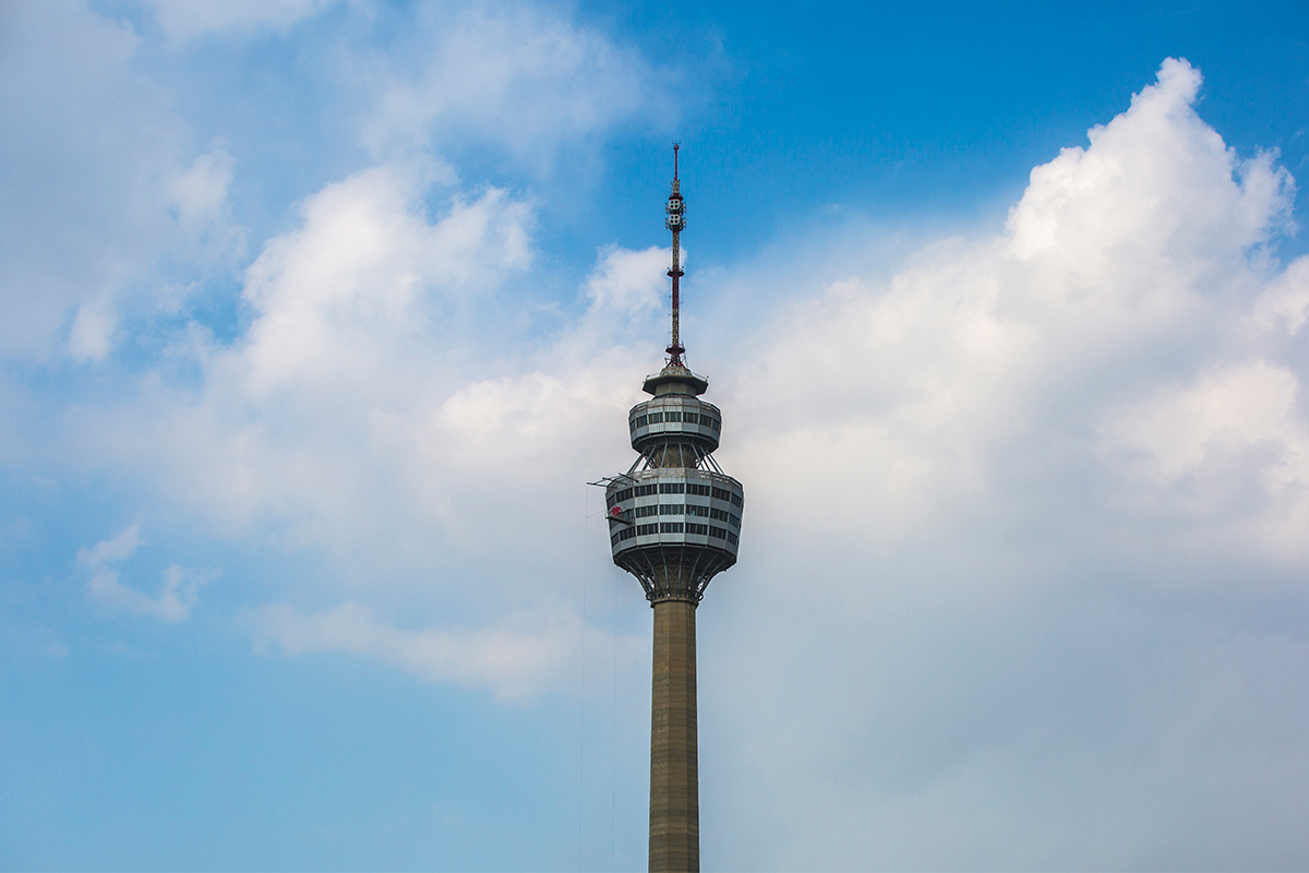 ภาพผนังกลางวันสว่างไสวของ Duryu Sky's Tower ใน E-World สวนสนุกที่ยิ่งใหญ่ที่สุดในแทกู ประสบการณ์ที่มีเอกลักษณ์ที่รอคอยสำหรับผู้ที่รักในสิ่งเล่นในสวนสนุกทั่วโลก ผ่านเส้นทาง Daegu City Tour Bus
