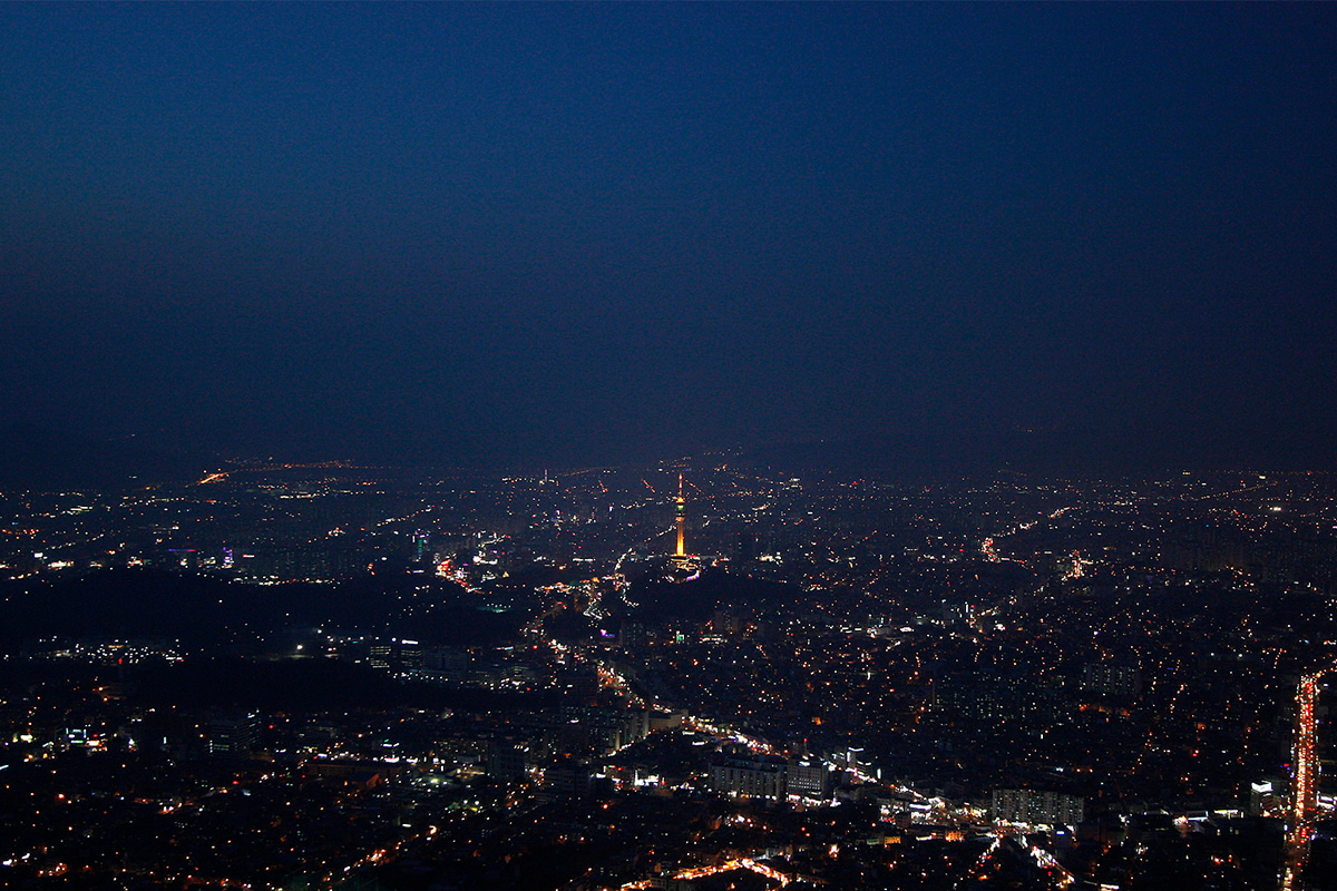 แสงไฟที่ส่องเปิดในสวนสาธารณะ Apsan Observatory ให้ภาพวิวทิวทัศน์ของเมือง Daegu ยามค่ำคืนเป็นภาพที่น่าตื่นตาตื่นใจที่ผู้เยี่ยมชมจะได้เห็นเมื่อมาที่ Apsan Observatory ผ่าน Daegu City Tour Bus