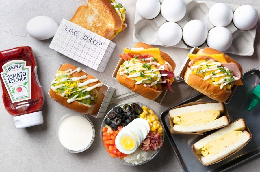 한국의 인기 아침 메뉴를 보여주는 이미지로, 다양한 재료로 만들어진 샌드위치와 달걀이 있다.