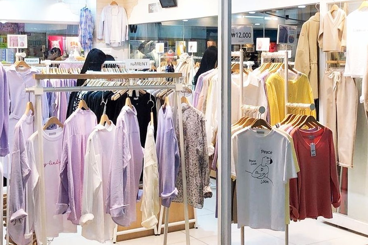 韓國服裝店展示，反映時尚選擇和流行趨勢。