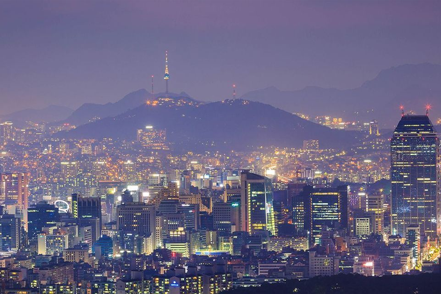 서울의 야경을 보여주는 이미지로, 화려한 도시의 밤 불빛을 강조한 모습이다.