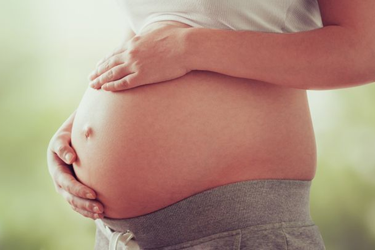 孕婦特寫，體現家庭的幸福和文化差異。