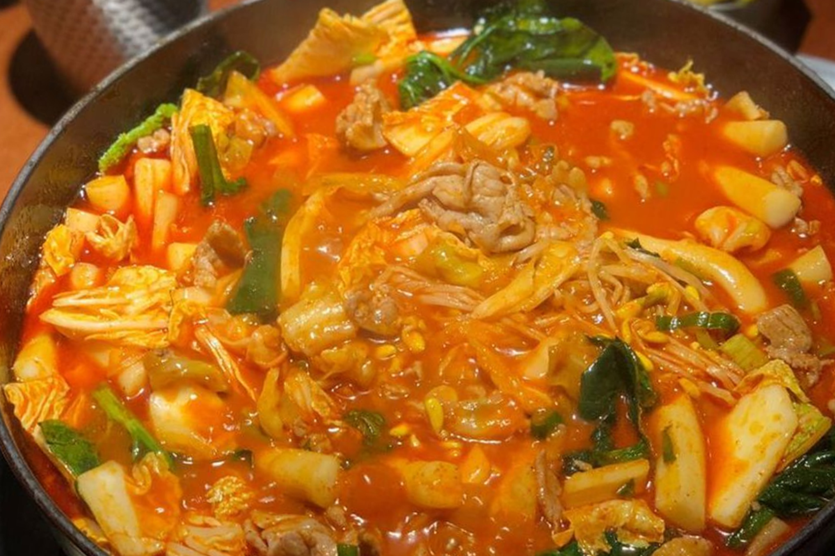 韓國傳統料理火鍋，體現豐富的美食文化。