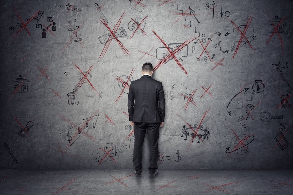 商務人士面對塗鴉牆，象徵著職業選擇的壓力和挑戰。