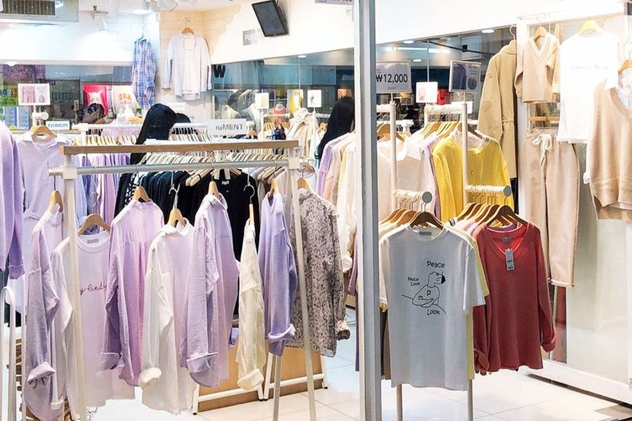 한국의 패션 쇼핑몰로, 다양한 스타일의 옷들이 진열되어 있는 매장이다.