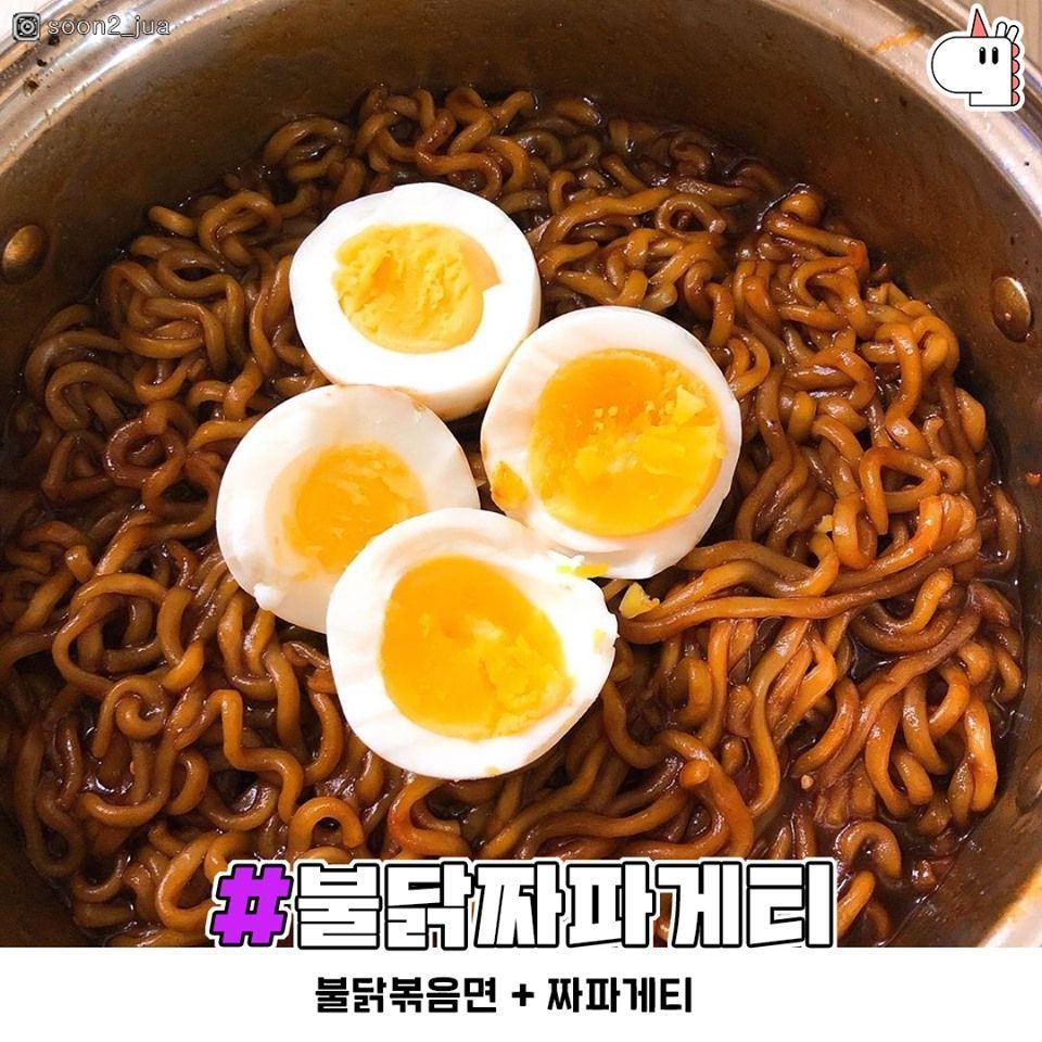 结合火鸡辣炒面和炸酱面的成品图，搭配煮熟鸡蛋。