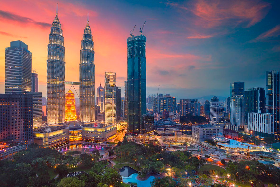 吉隆坡双子塔夜景,马来西亚比韩国慢1小时。