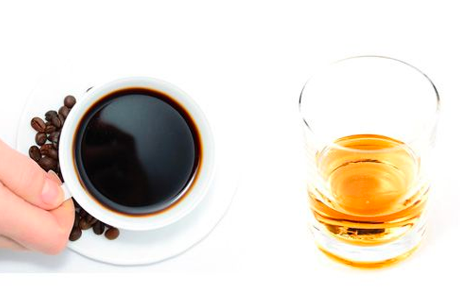一杯黑咖啡和一杯威士忌,提醒避免摄取咖啡或酒精以调整时差。