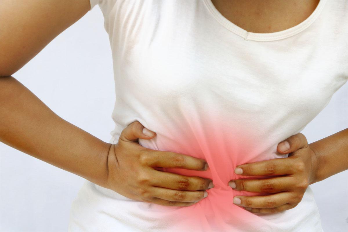 Hình ảnh cận cảnh phần bụng của một người với màu đỏ ửng, minh họa triệu chứng đau bụng trong bài viết về từ vựng tiếng Hàn hỗ trợ tìm thuốc tại các hiệu thuốc ở Hàn Quốc.