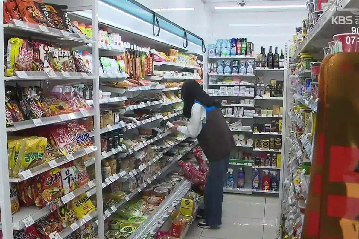 Hình ảnh bên trong cửa hàng tiện lợi với nhiều mặt hàng trên kệ, đại diện cho nơi có thể mua thuốc giảm đau và hạ sốt cơ bản tại Hàn Quốc khi hiệu thuốc đóng cửa.