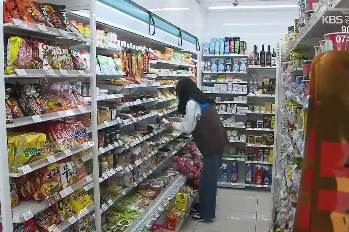 韓国のコンビニ店内の様子。棚に並ぶ商品。