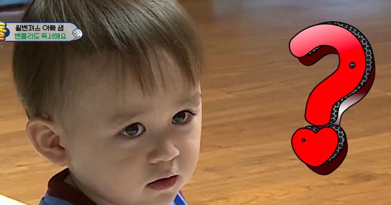 遊戲節目中展示的疑問符號，背景是木質地板。