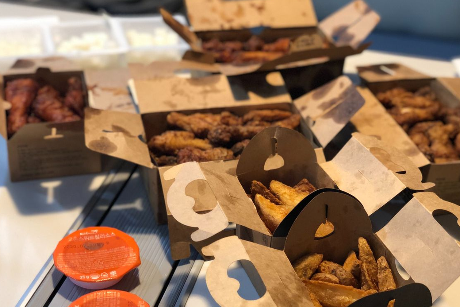 桥村炸鸡的外卖食物展示,盒中装满了精心制作的炸鸡,透过包装可见其多种口味。