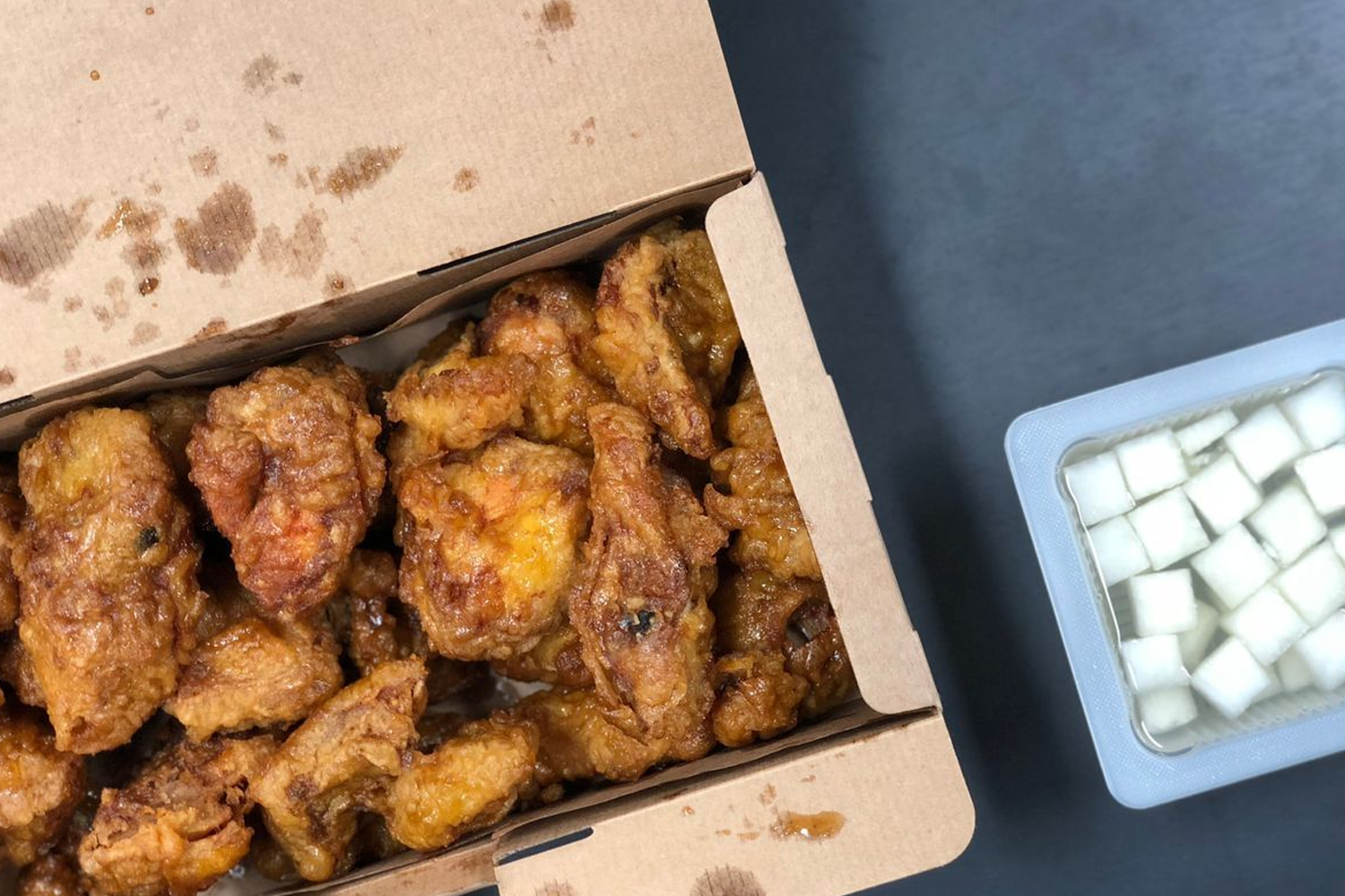 桥村炸鸡,带有特色配菜的外卖餐,显示美味的炸鸡搭配韩国泡菜,凸显其独特风味。