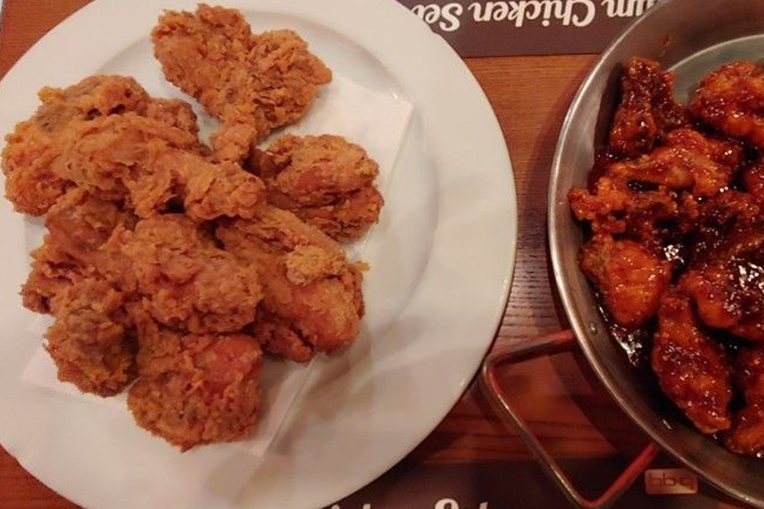 香辣BBQ炸鸡,撒上香料和芝麻,搭配新鲜蔬菜,是聚会或家庭晚餐的最佳选择。