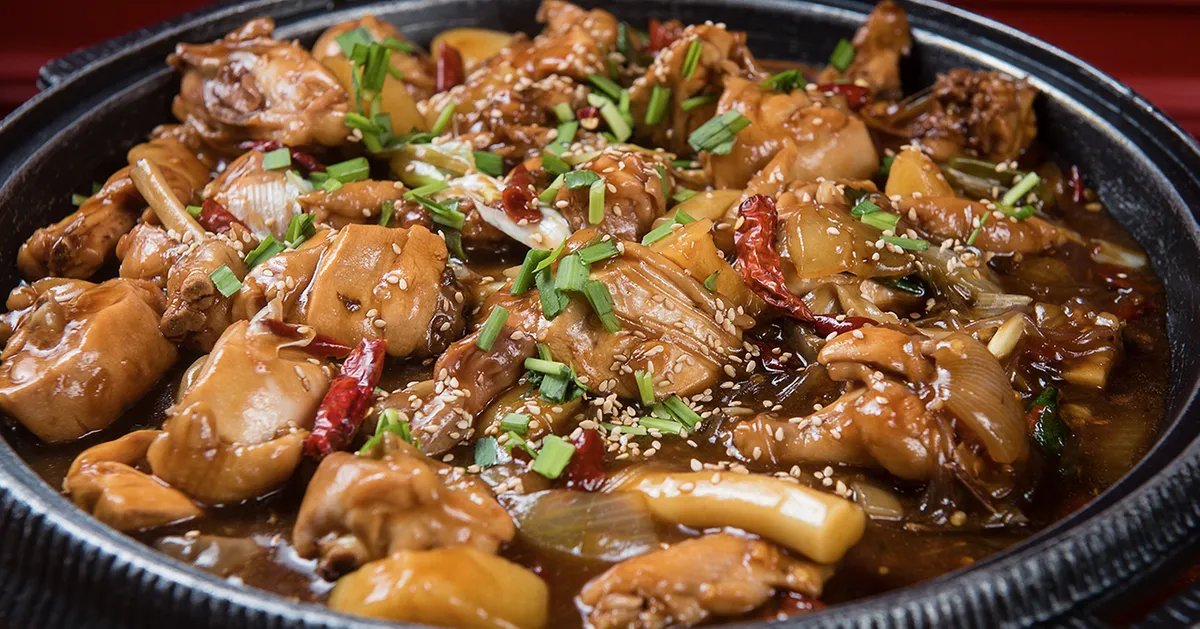 炸鸡宴会，汇聚多款炸鸡与韩式配菜，是多人聚会的最佳选择，令人大快朵颐。