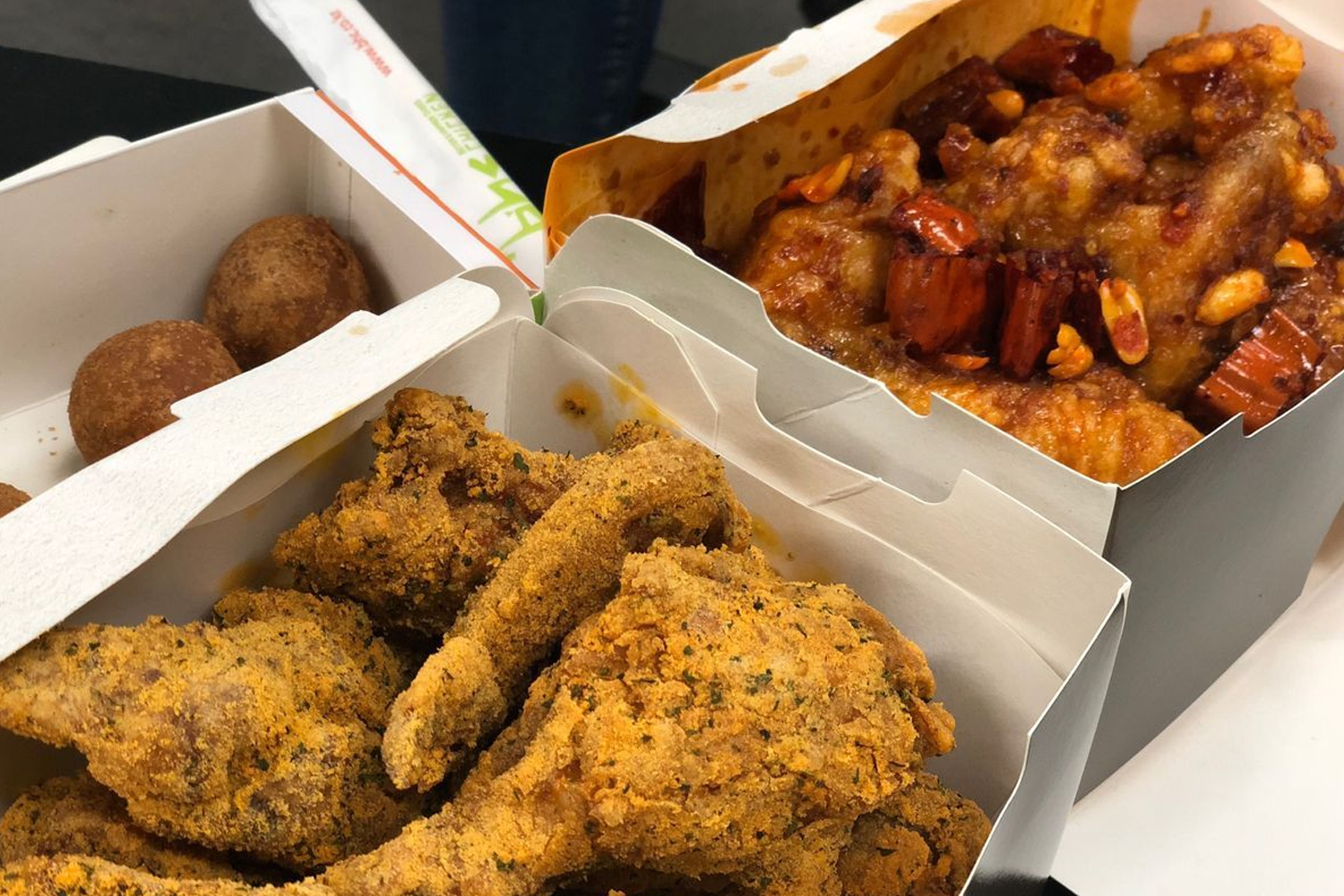 BHC炸鸡与其他小食组合的美味套餐,烘托出其炸鸡的独特风味,是多人共享的理想选择。