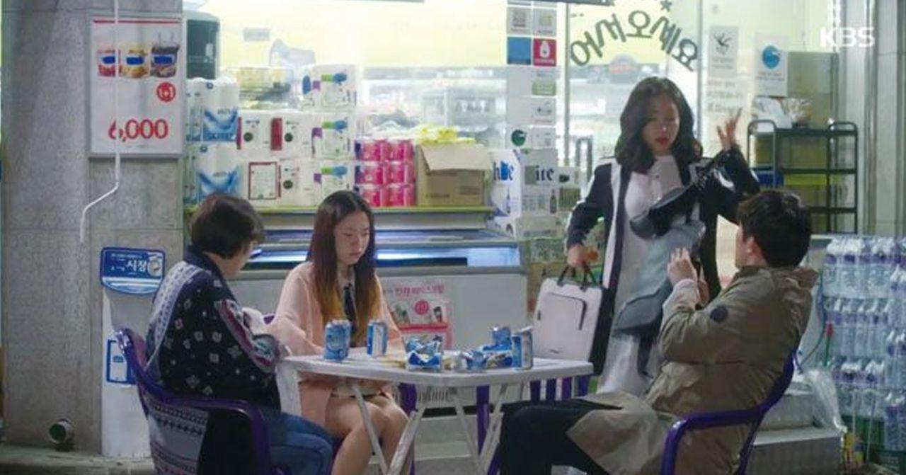 在街頭便利店的年輕人群體聚會，受韓國甲型肝炎疫情影響，大眾需提高警惕