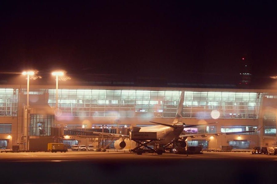 夜間停泊在仁川國際機場的飛機，展示候機樓閃爍的燈光和繁忙的機場活動。