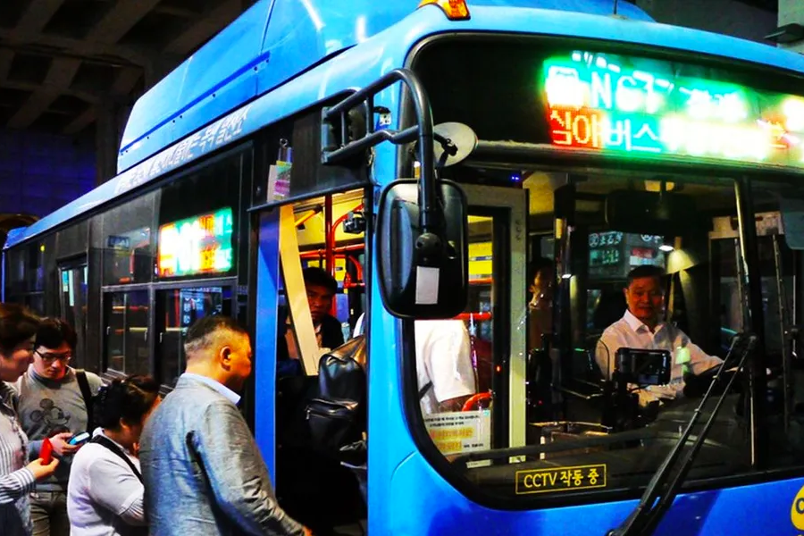 韓國首爾的深夜巴士，行駛於夜晚城市，提供夜間交通服務。