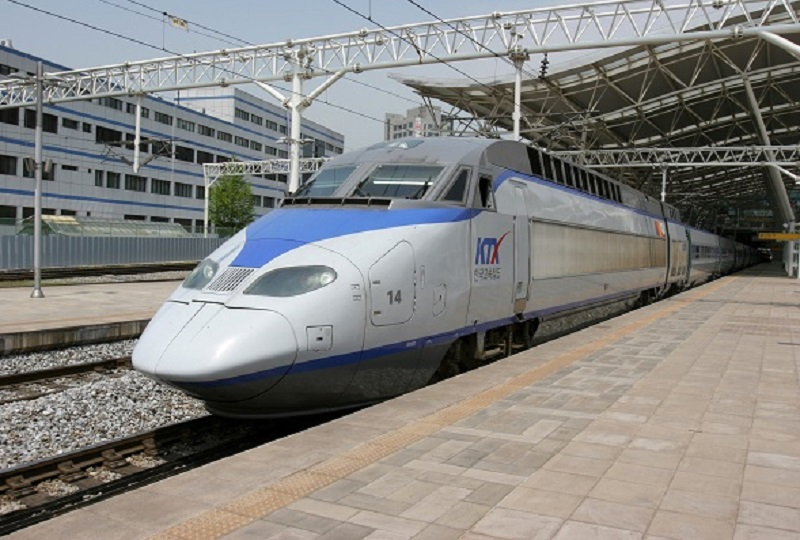 韓國高鐵KTX列車停靠於車站，展示現代化的高速火車技術和便利的國內交通網絡。