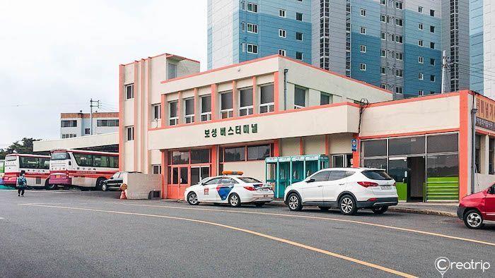 Boseong Bus Terminal exterior with various vehicles parked, starting point for reaching Daehan Dawon Tea Plantation.