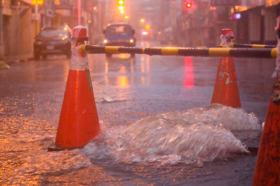 韓國鄉鎮在颱風暴雨時的街景，展示了街道洪水的情景