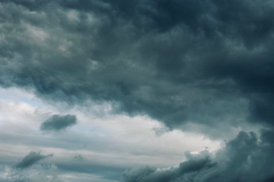 韓國上空烏雲密佈，預示大雨來襲的陰沉天空
