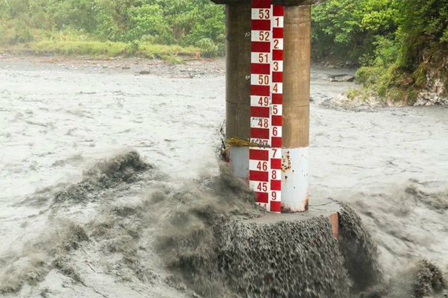 韓國河川水位上升，在橋下水流湍急的危險場景