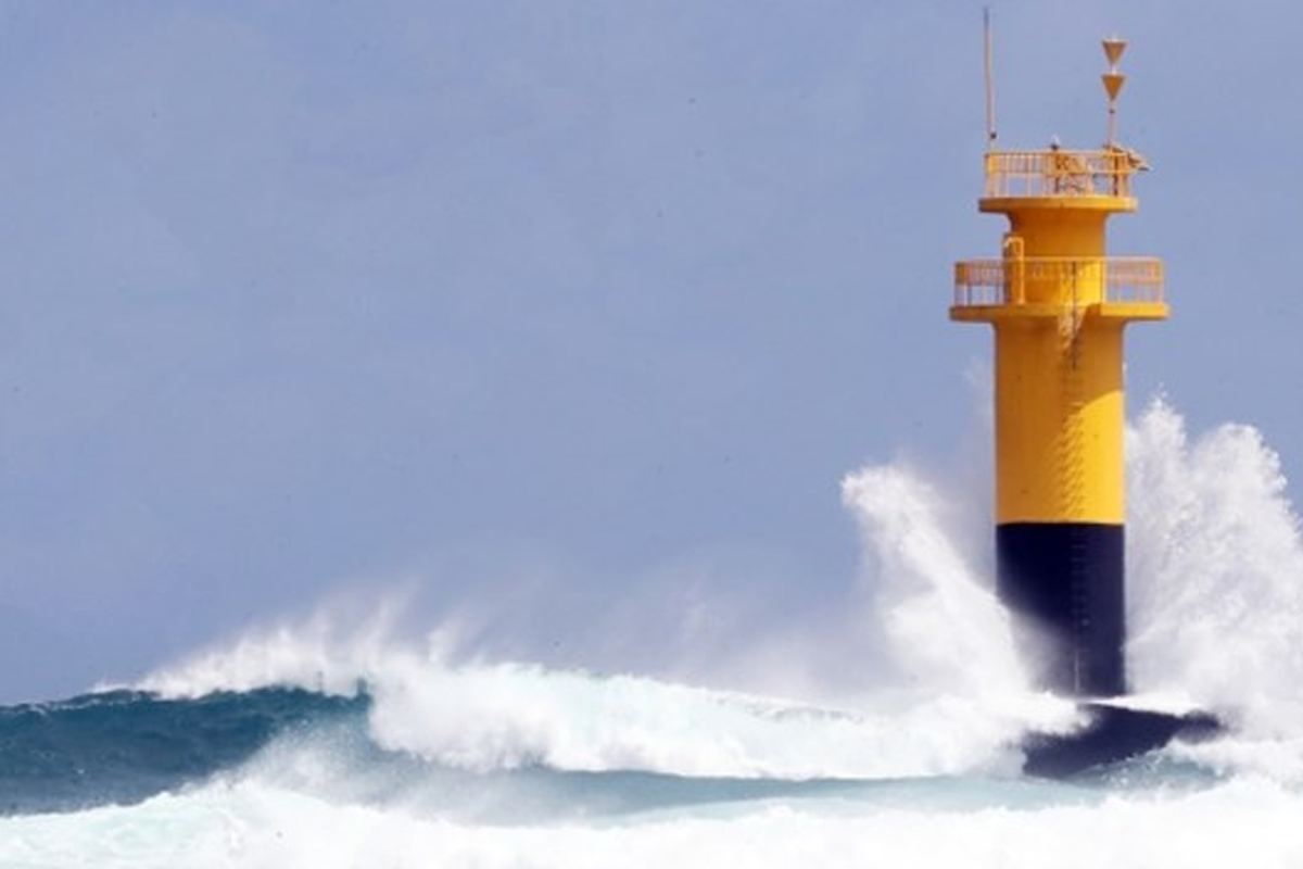 韓國海岸上的燈塔在颱風期間被巨浪拍打的壯觀場景