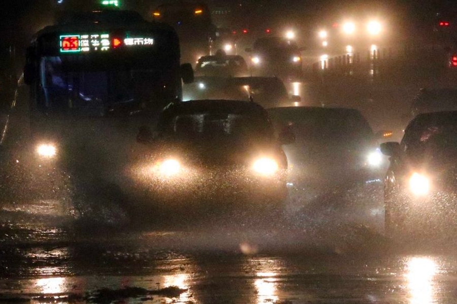 韓國颱風期間的夜間交通，展示雨中行駛的車輛和巴士