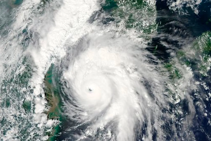 颱風在韓國海域形成的衛星圖片，展示了猛烈的旋風