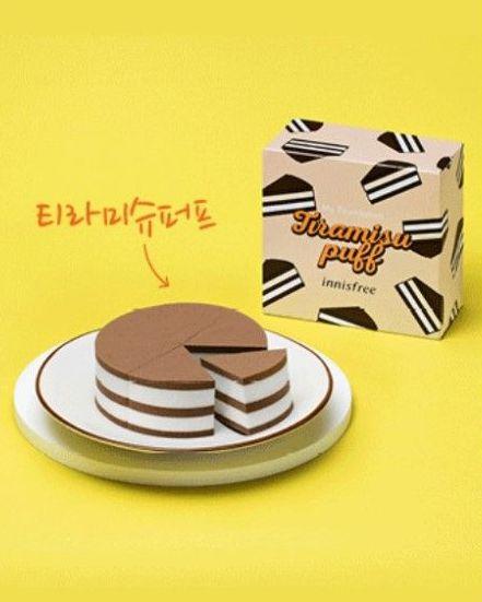 innisfree 提拉米蘇粉餅，設計成仿真蛋糕外觀，吸引韓國消費者的視線。